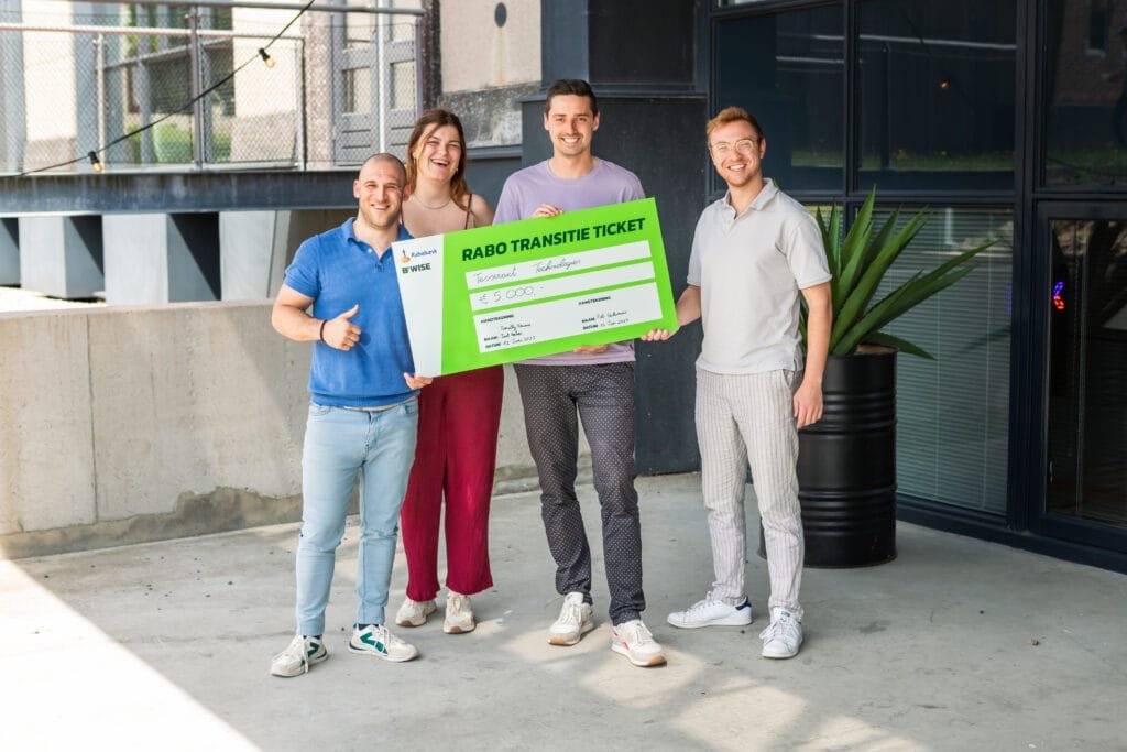 Op de foto zie je de oprichters van Tesseract die een Rabo Transitie Ticket ontvangen